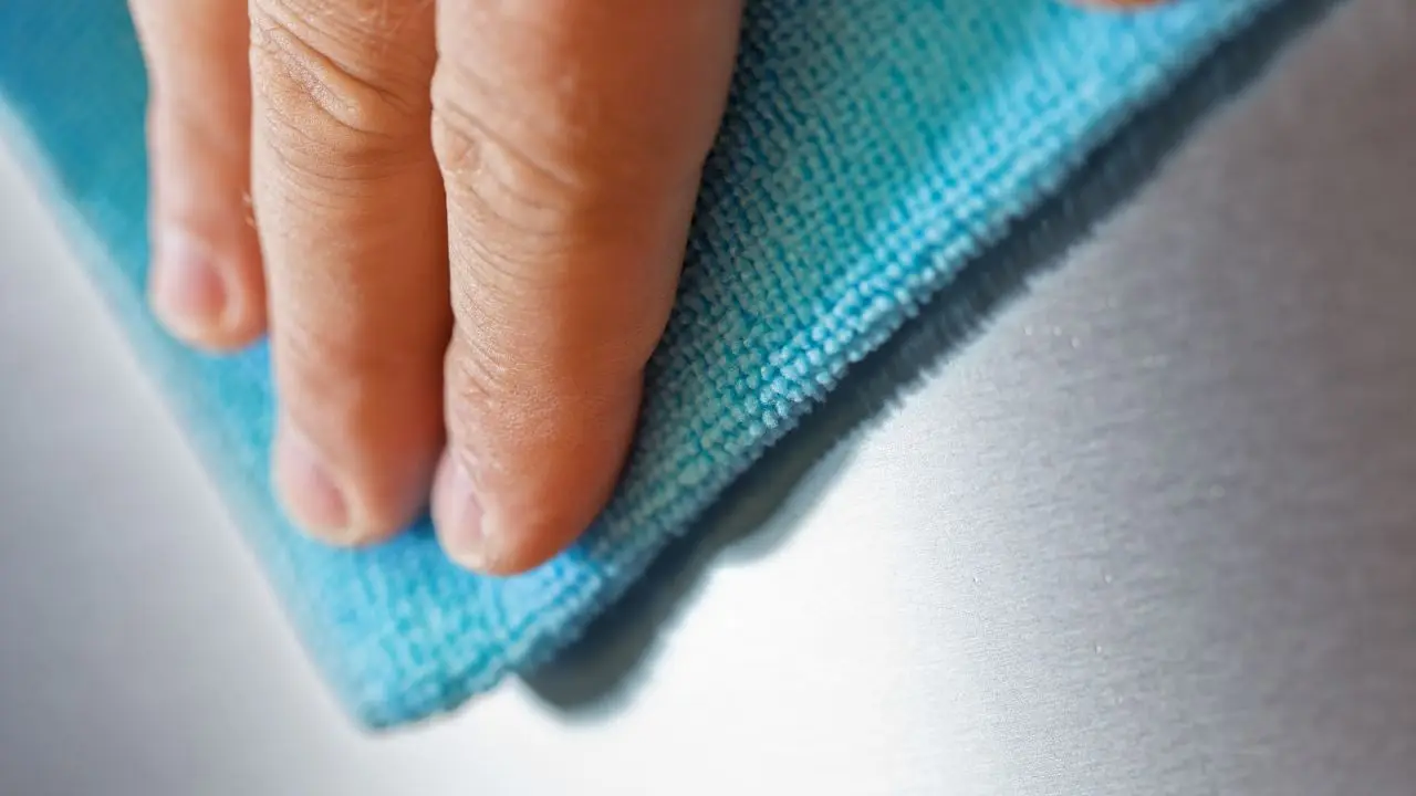 Microfibre il segreto di pulizia che può proteggere o danneggiare i tuoi mobili Immagine selezionata