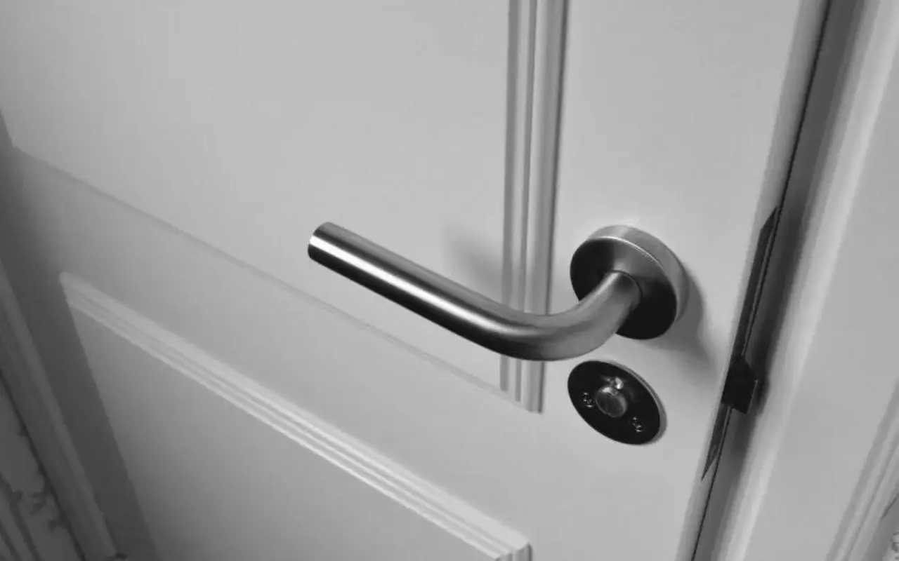 Come pulire porte e stipiti senza lasciare delle macchie