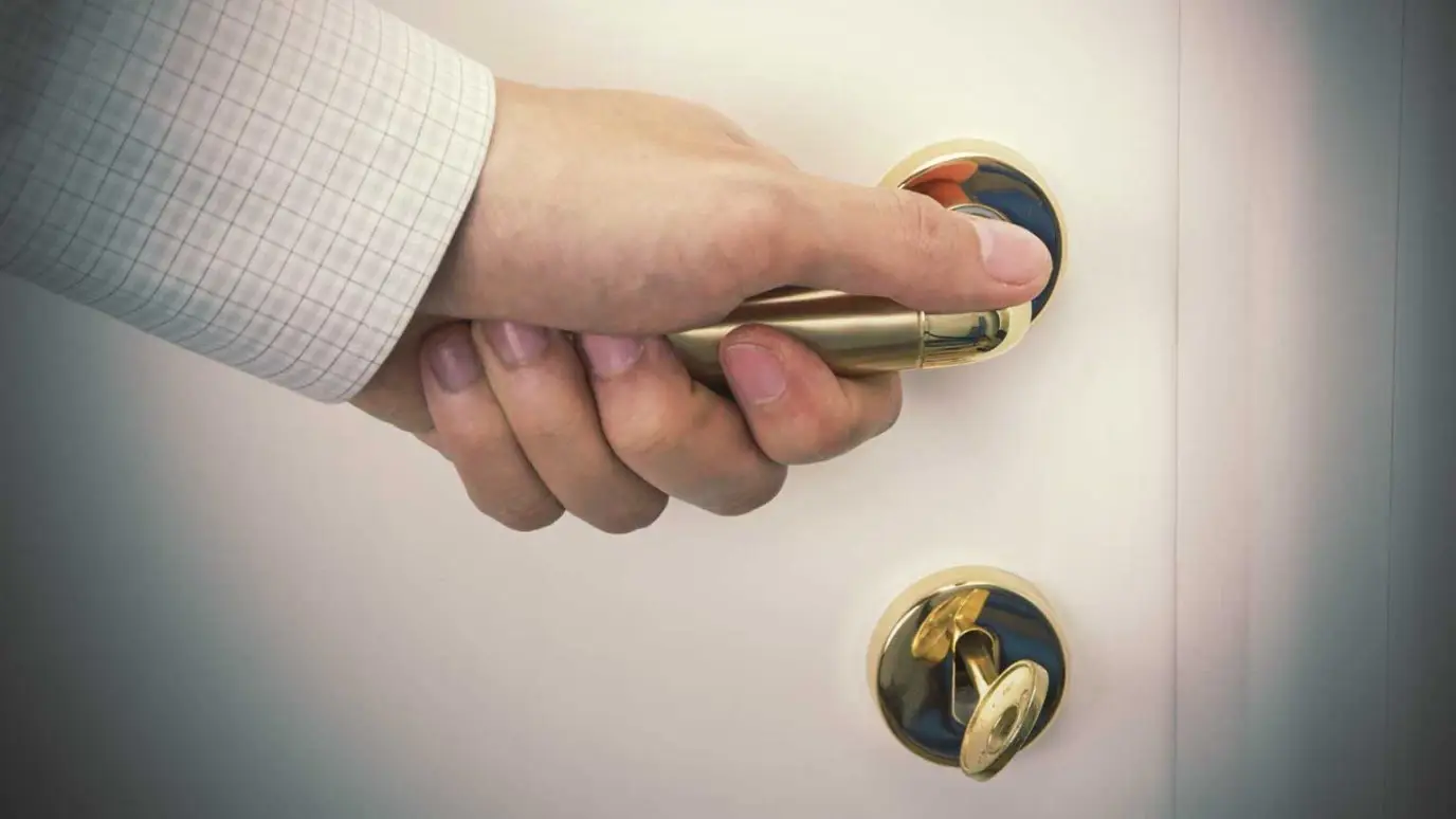 Come pulire porte e stipiti senza lasciare delle macchie Immagine selezionata
