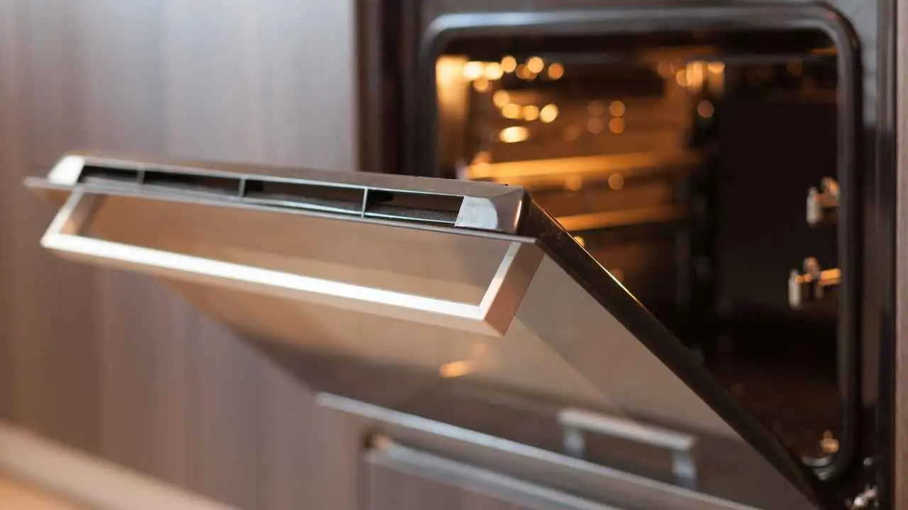 Macchie sul vetro del forno? Ecco come puoi rimuoverle velocemente Immagine selezionata