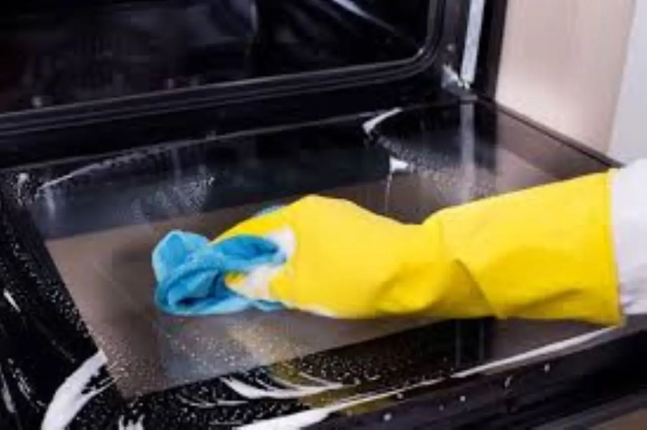 Macchie sul vetro del forno? Ecco come puoi rimuoverle velocemente Immagine selezionata