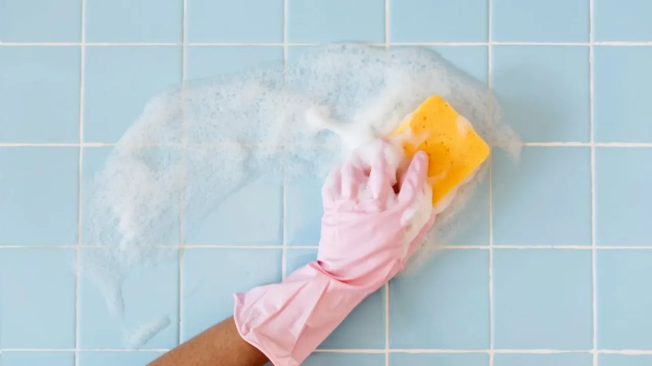 Guida alla pulizia profonda delle piastrelle del bagno: ecco il metodo innovativo Guida alla pulizia profonda delle piastrelle del bagno: ecco il metodo innovativo