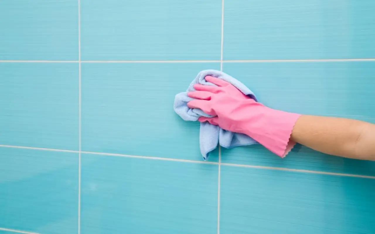 Guida alla pulizia profonda delle piastrelle del bagno: ecco il metodo innovativo Guida alla pulizia profonda delle piastrelle del bagno: ecco il metodo innovativo