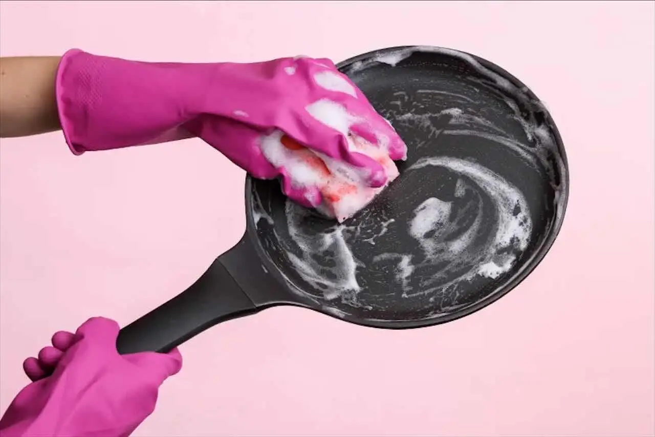 Ecco come togliere il nero dal fondo delle padelle Ecco come togliere il nero dal fondo delle padelle