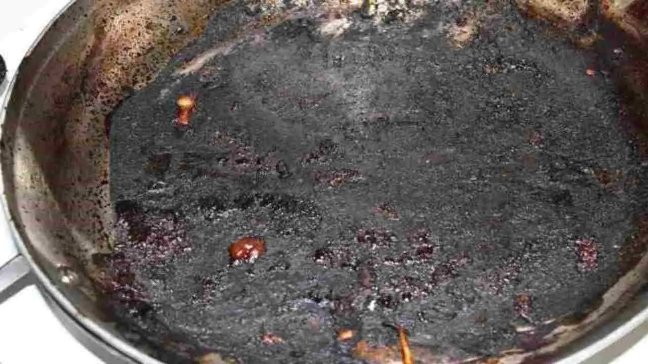 Ecco come togliere il nero dal fondo delle padelle Ecco come togliere il nero dal fondo delle padelle